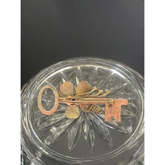 Vintage Coro Enamel Shamrock And Key Brooch - Picture 4 of 7